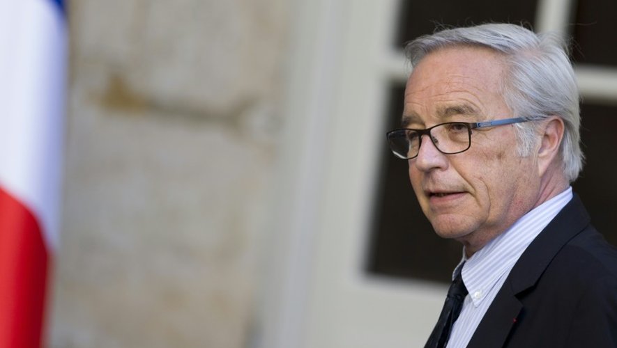 Le ministre du Travail François Rebsamen quitte l'Elysée, le 9 août 2015 à Paris