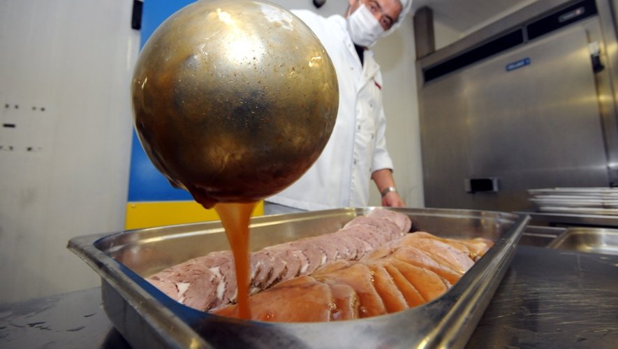 La cuisine centrale de Rodez confectionne et sert 1200 repas par jour dans 18 écoles publiques et une privée.