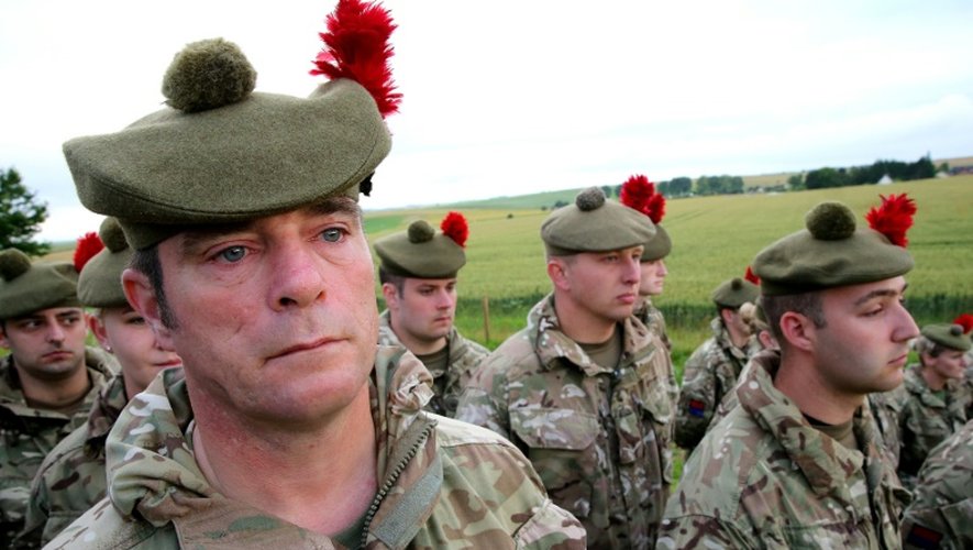 Des soldats écossais défilent lors des célébrations du centenaire de la bataille de la Somme, le 1er juillet 2016 à Ovillers-la-Boisselle