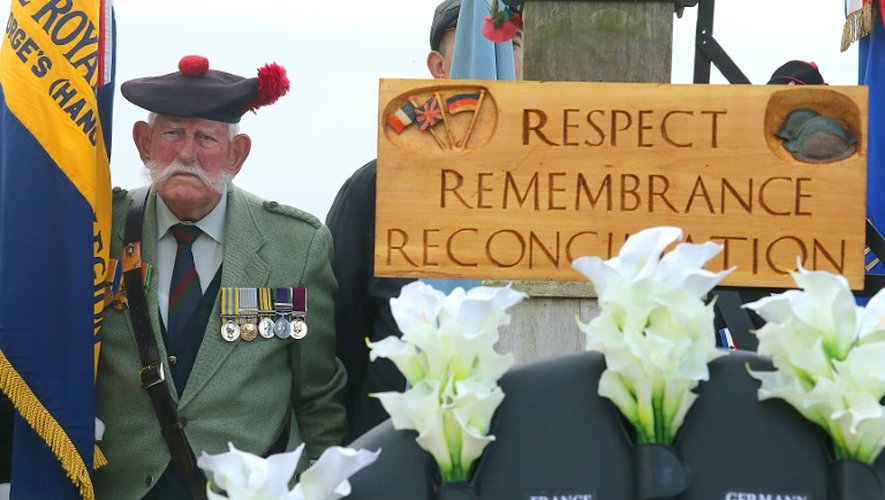 Un soldat écossais rend hommage aux militaires tués, lors des célébrations du centenaire de la bataille de la Somme, le 1er juillet 2016 à Ovillers-la-Boisselle