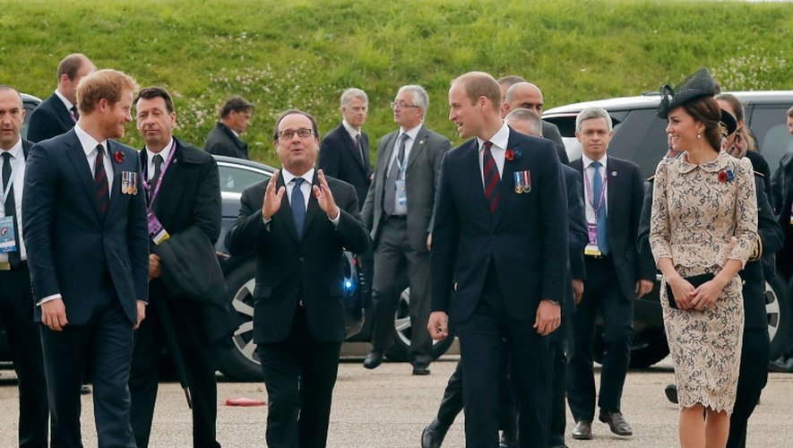 Le président François Hollande (c), est entouré du Prince William (d) et de la duchesse de Cambridge (d) et du Prince Harry (g), lors de leur arrivée à Thiepval, le 1er juillet 2016