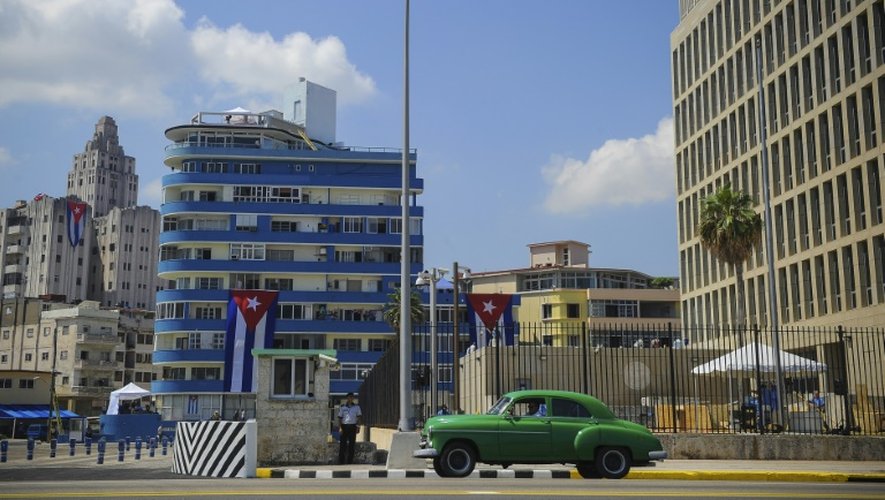 L'ambassade américaine à Cuba (à droite) sur le Malecon, le front de mer de La Havane, le 12 août 2015