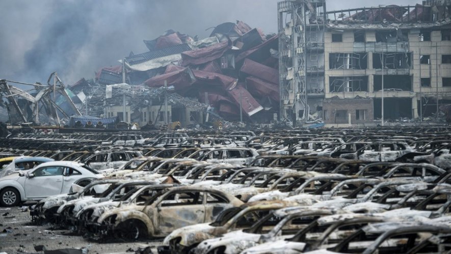 Des voitures calcinées, des containers détruits et un immeuble ravagé le 14 août 2015 à Tianjin, suite aux explosions qui ont dévasté cette ville industrielle de l'est de la Chine