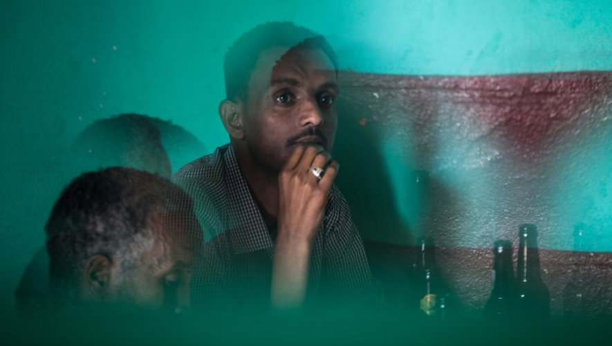 Un homme se détend dans un bar de Mekele, la capitale de la région du Tigré, en Ethiopie, le 26 juin 2015