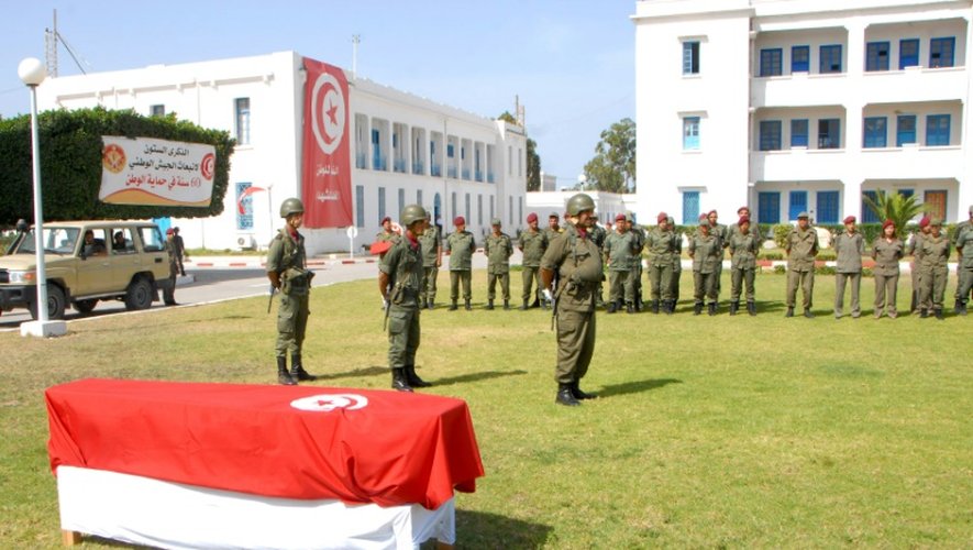Le cercueil de Fathi Bayoudh, tué lors d'un triple attentat-suicide d'Istanbul, lors d'une cérémonie le 30 juin 2016 à Tunis