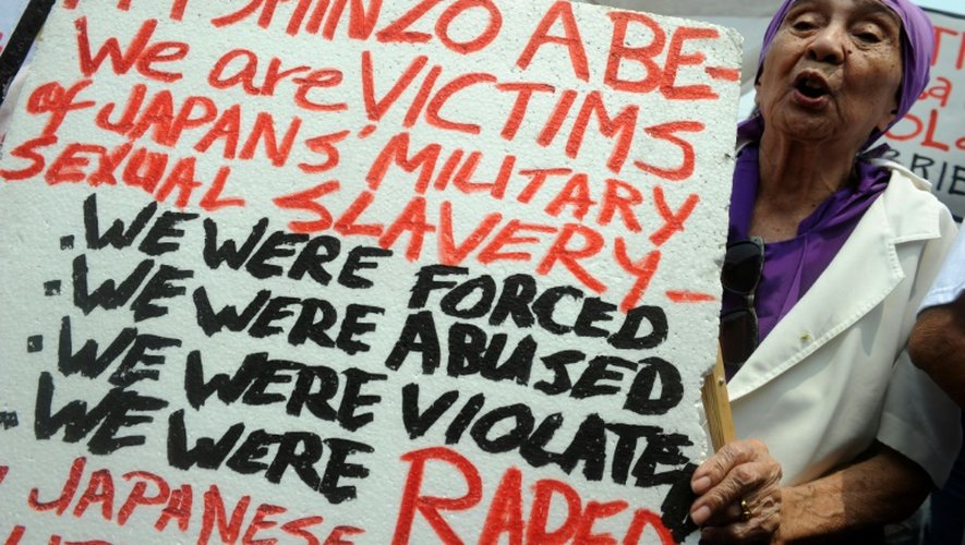 Manifestation le 27 juillet 2013 à Manille, pendant une visite du premier ministre japonais Shinzo Abe aux Philippines, de femmes ayant été forcées à se prostituer pour les troupes d'occupation japonaises pendant la Deuxième guerre mondiale