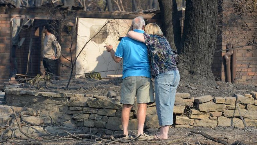 Un couple devant les décombres de leur maison calcinée le 18 octobre 2013 à Winmalee