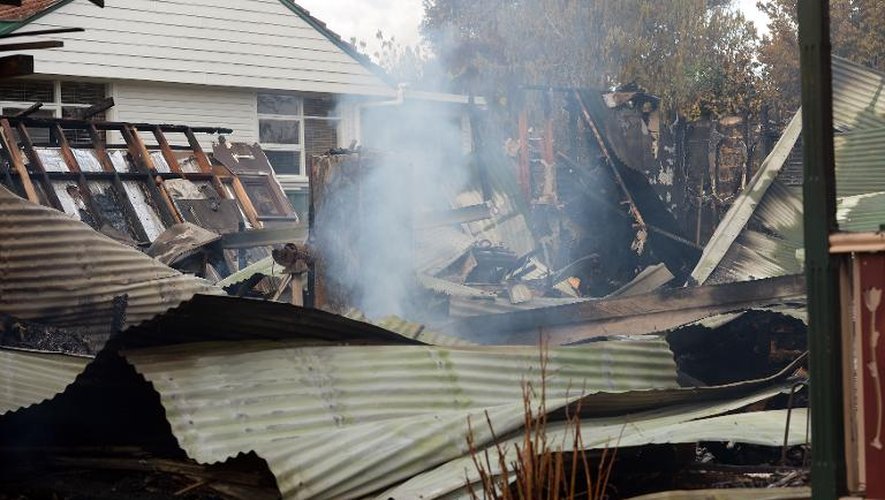 De la fumée s'élève de maisons calcinées le 18 octobre 2013 à Winmalee