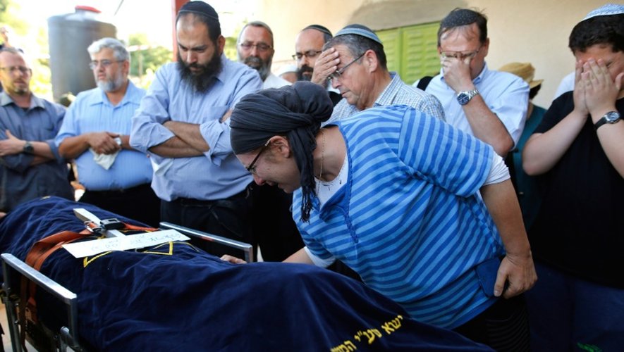 Rina, la mère de Hallel Yaffa Ariel, l'adolescente israélienne tuée dans son sommeil, lors de ses obsèques le 30 juin 2016 à Kiryat Arba