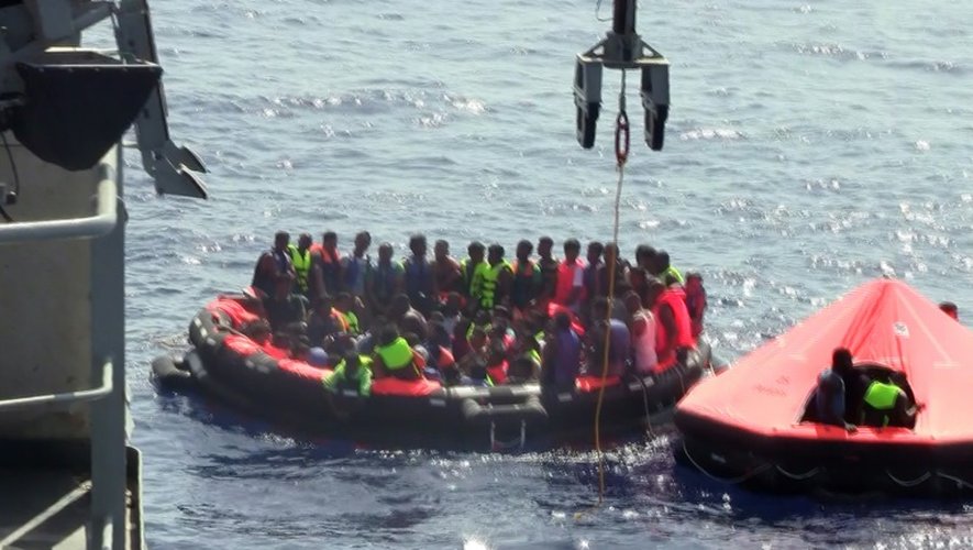 Capture d'écran fournie par les autorités navales irlandaises de migrants récupérés par le navire "Niamh" le 5 août 2015  au sud de l'Italie