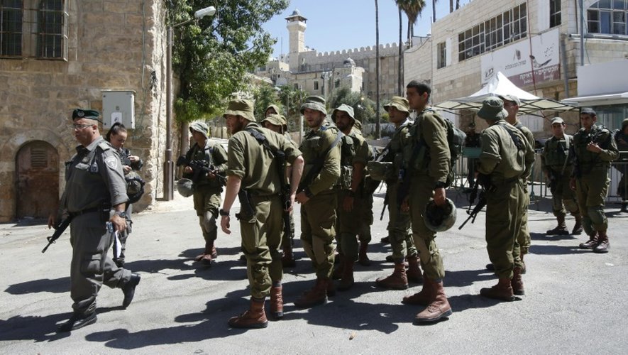 Forces de sécurité israéliennes déployées le 1er juillet 2016 à Hebron peu après une attaque survenue près du tombeau des Patriarches
