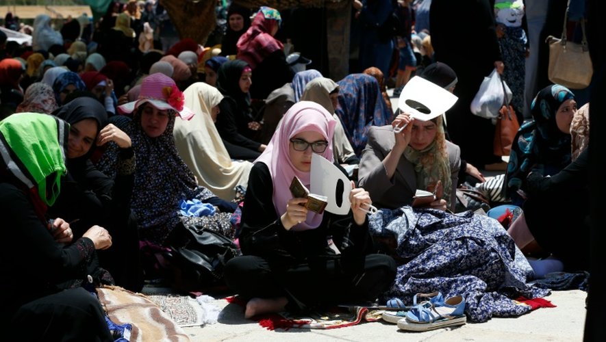 Des Palestiniennes rassemblées pour les dernières prières hebdomadaires du ramadan le 1er juillet 2016 sur l'esplanade des Mosquée à Jérusalem