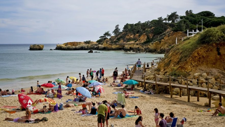 La plage de Santa Eulalia à Albufeira, Loule, au Portugal, le 10 juin 2016