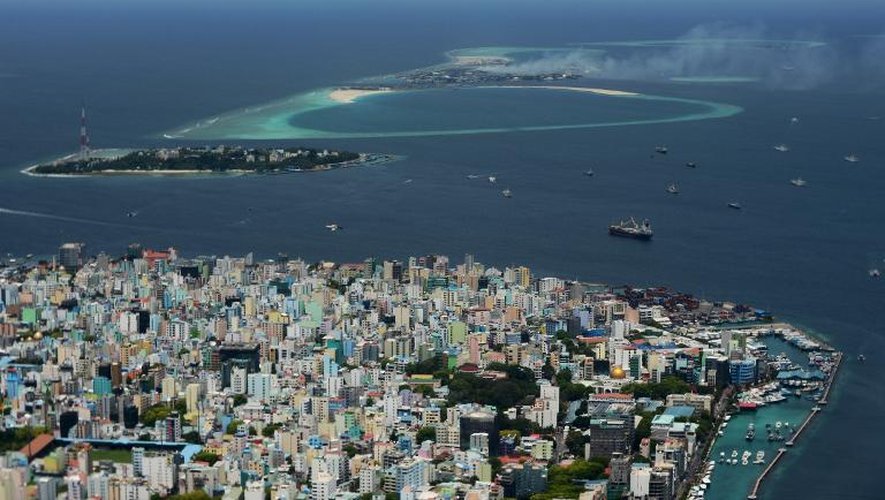 L'île fumante de Thilafushi, aux Maldives, vue depuis la capitale, Malé, le 11 septembre 2013