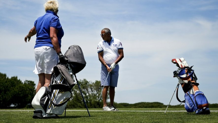 Les touristes français Gilles Barboux et son épouse Christine jouent au golf à Vilamoura, en Algarve, le 10 juin 2016