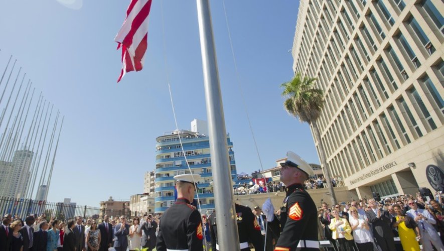 Des marines érigent le drapeau étoilé américain devant l'ambassade des Etats-Unis à Cuba, le 14 août 2015