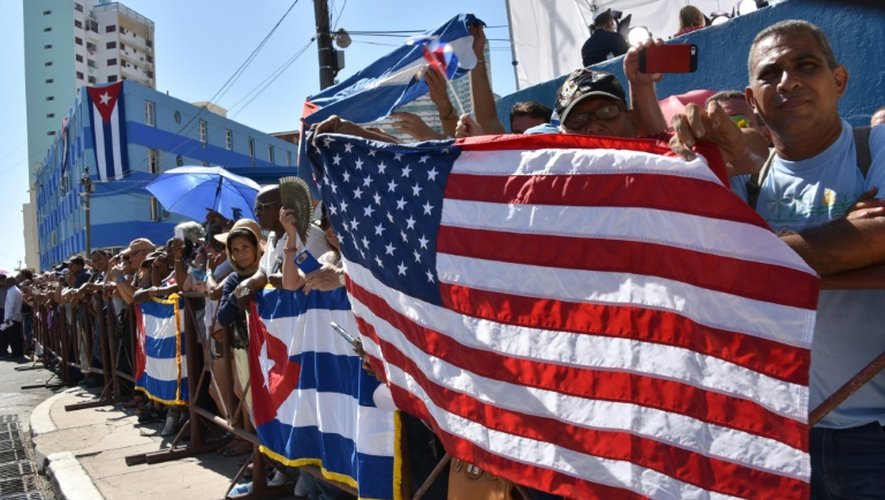 Des cubains, venus assister au discours de John Kerry, déploient les deux drapeaux américain et cubain devant l'ambassade américaine, le 14 août 2015