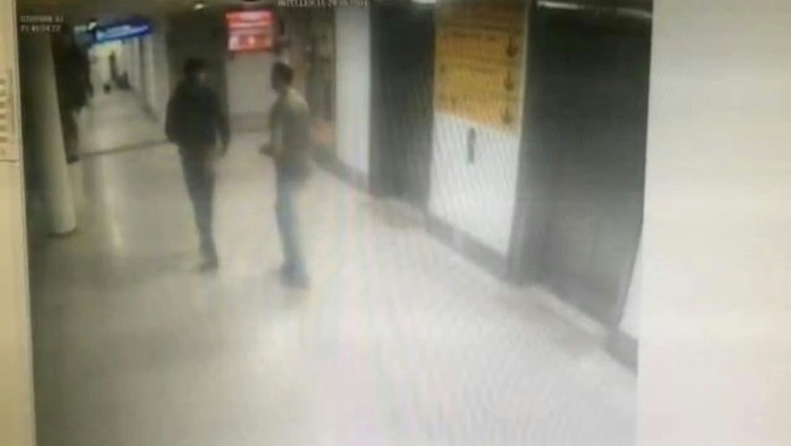 Capture d'une video de CCTV fournie le 30 juin 2016 par la police turque, d'un policier  (D) s'adressant à l'un des assaillants qui va le tuer quelques secondes plus tard, le 28 juin à l'aéroport d'Istanbul