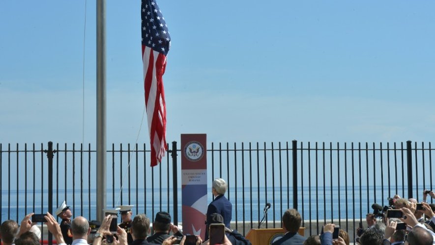 Le secrétaire d'Etat américain John Kerry devant le drapeau étoilé sur le perron de l'ambassade des Etats-Unis à Cuba, le 14 août 2015