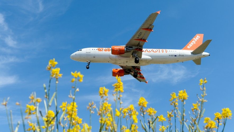 Un avion de la compagnie britannique Easyjet se prépare à atterrir à l'aéroport de Barcelone le 6 juin 2016