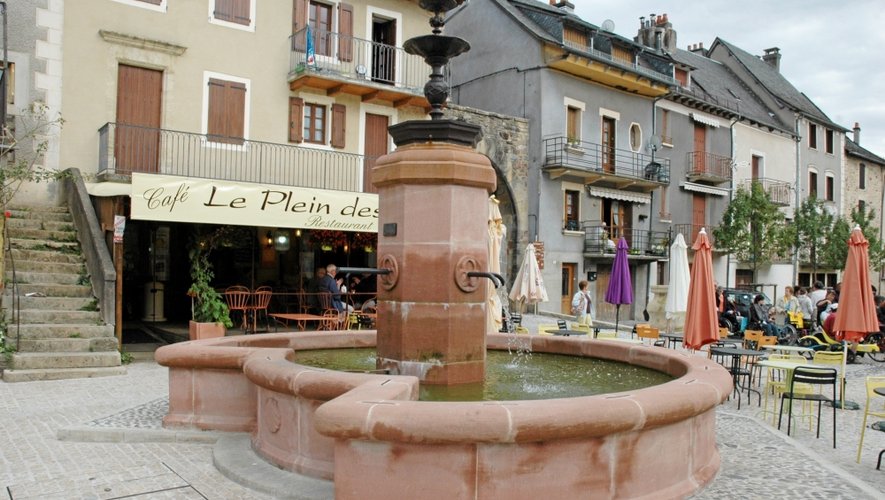 St-Côme inaugurait ce matin la fontaine qui fait polémique dans le village.