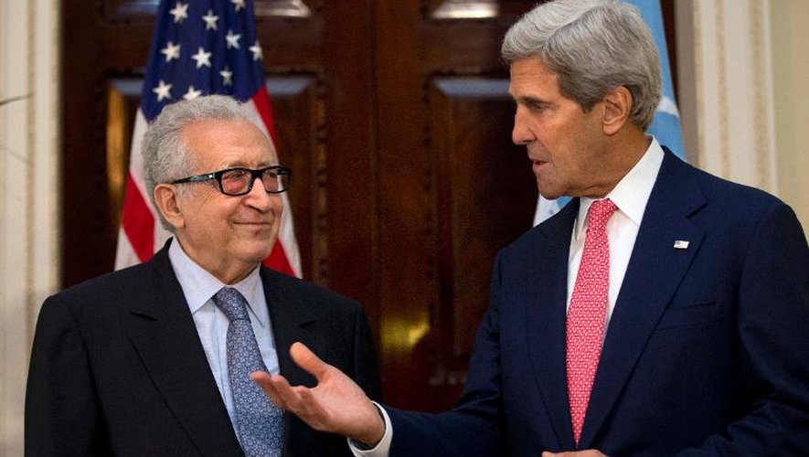 L'émissaire de l'ONU pour la Syrie Lakhdar Brahimi et le secrétaire d'Etat John Kerry le 14 octobre 2013 à Londres