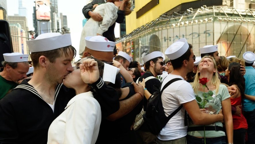 Des centaines de couples recréent le 14 août 2015 à New York le célèbre baiser de Times Square, une photo symbolique de la fin de la Seconde guerre mondiale prise le 14 août 1945 sur la place la plus célèbre du monde