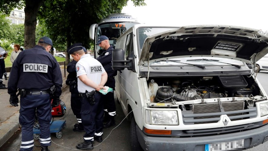 Des policiers contrôlent les voitures polluantes désormais interdites en semaine à Paris, le 1er juillet 2016