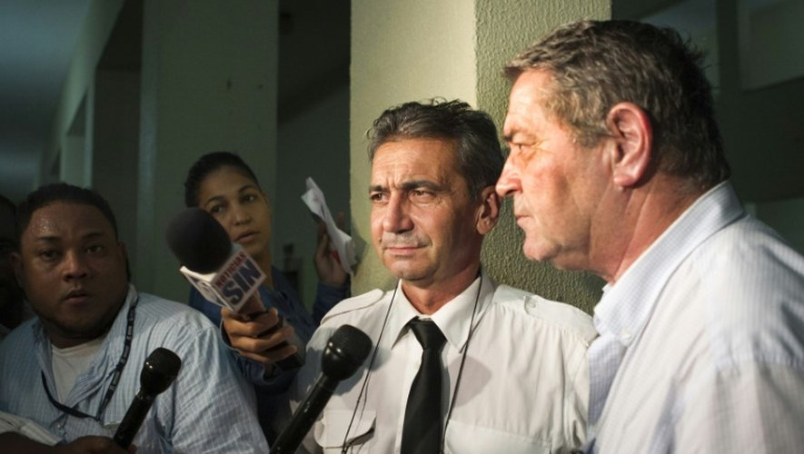 Les deux pilotes français Pascal Fauret (d) et Bruno Odos (2e d), s'adressent à la presse à la sortie du tribunal de Saint-Domingue le 14 août 2015