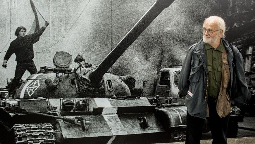 Le photographe tchèque Josef Koudelka devant l'un de ses clichés dans une exposition, intitulée "Invasion Prague 68", qui lui est consacrée à Bucarest, le 17 octobre 2013