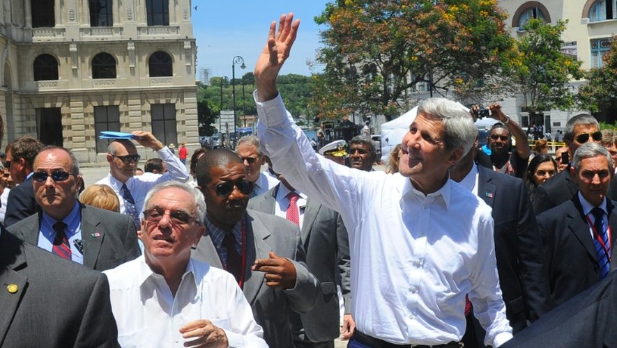 Le secrétaire d'Etat américain John Kerry visite le quartier historique de La Havane, le 14 août 2015 dans le cadre du rétablissement des relations diplomatiques entre Cuba et les Etats-Unis