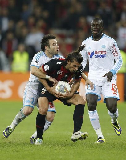 Le Marseillais Mathieu Valbuena tente de prendre le ballon au Niçois Nemanja Pejcinovic à Nice lors du match Nice-Marseille le 18 octobre 2013