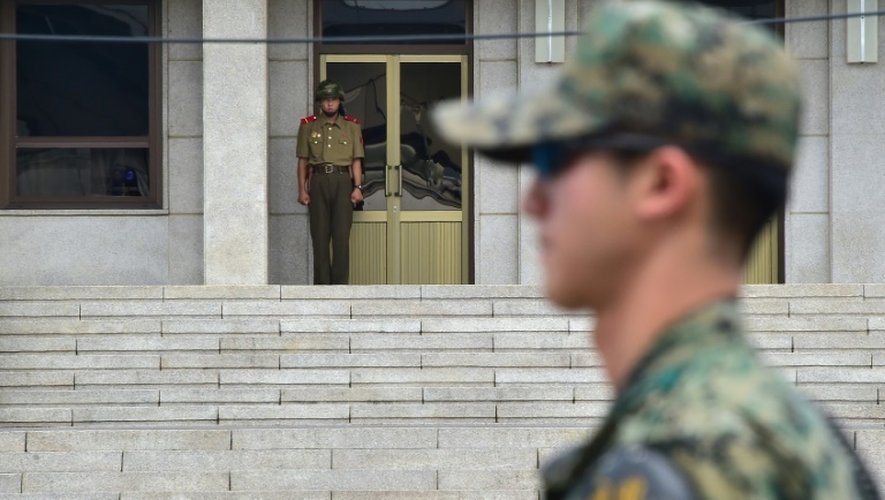 Un soldat sud-coréen (D) et un soldat nord-coréen se font face dans la zone démilitarisée entre les deux Corées, le 22 juillet 2015