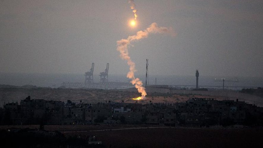 Des fusées éclairantes de l'armée israélienne tombent le 15 juillet 2014 sur la bande de Gaza