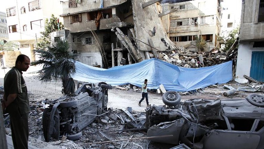 Décombres dans une rue de Gaza, le 14 juillet 2014 après  des bombardements israéliens