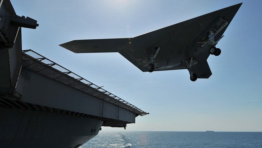 Un drone X-47B américain se pose sur le pont d'un porte-avion le 17 mai 2013