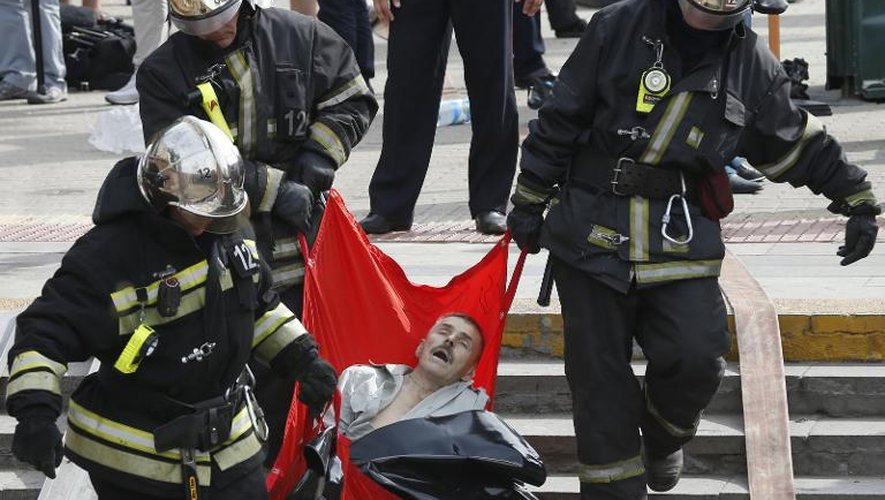 Un blessé est évacué du métro de Moscou par des pompiers , après une explosion qui a fait au moins 12 morts, le 15 juillet 2014