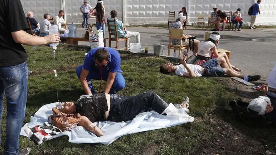 Des secouristes soignent des blessées après le déraillement d'une rame de métro à Moscou, le 15 juillet 2014