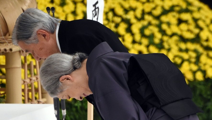 L'empereur Akihito et l'impératrice Michiko rendent hommage aux victimes de la guerre le 15 août 2015 lors des cérémonies à Tokyo du 70e anniversaire de la capitulation du Japon