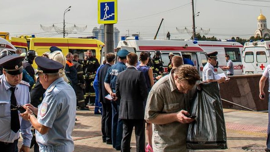 Des secouristes et des policiers s'affairent près de l'entrée de la station de métro à Moscou, où une explosion a fait a moins 12 morts, le 15 juillet 2014