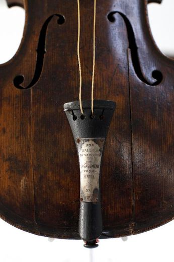 Le violon en bois de rose du chef de l'orchestre du Titanic, exposé à Lurgan, en Irlande du Nord, le 16 septembre 2013