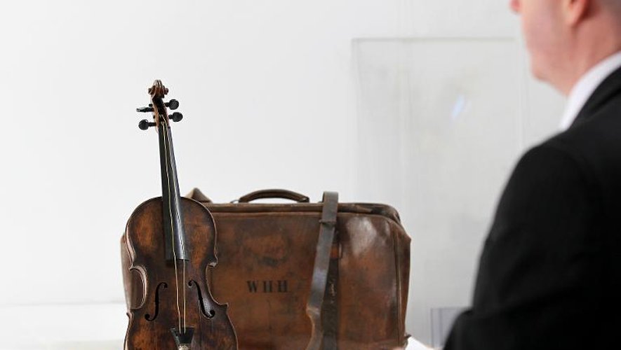 Le violon en bois de rose du chef de l'orchestre du Titanic et la valise qui le contenait, exposés à Lurgan, en Irlande du Nord, le 16 septembre 2013