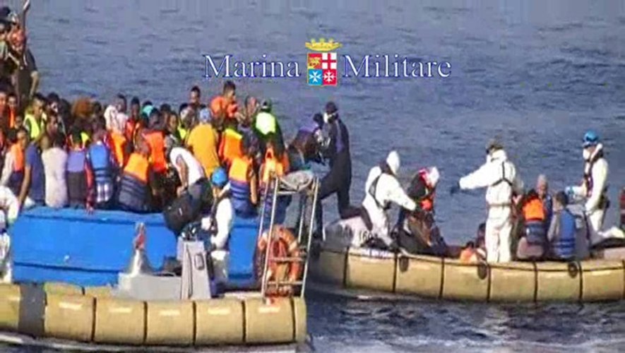 Photo diffusée le 15 aôut 2015 par la Marine italienne d'une opération de secours de migrants entassés sur un bateau de pêche au large de la côte libyenne