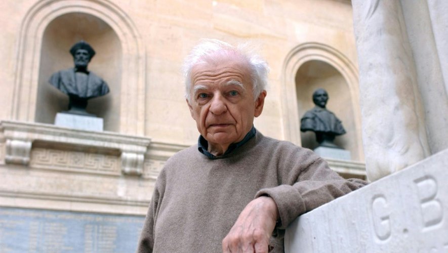 Le poète français Yves Bonnefoy pose, le 9 octobre 2001, au Collège de France à Paris, quelques jours avant l'annonce du prix Nobel de littérature 2001