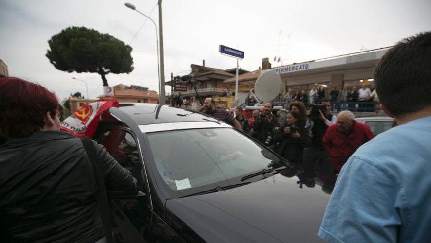 Le corbillard transportant le corps d'Erich Priebke est entravé par une manifestation à Albano Laziale le 15 octobre 2013