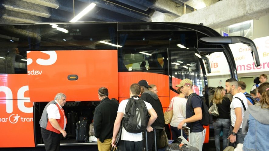 Des voyageurs s'apprêtent à monter dans un autocar à la gare internationale de Bagnolet le 14 août 2015