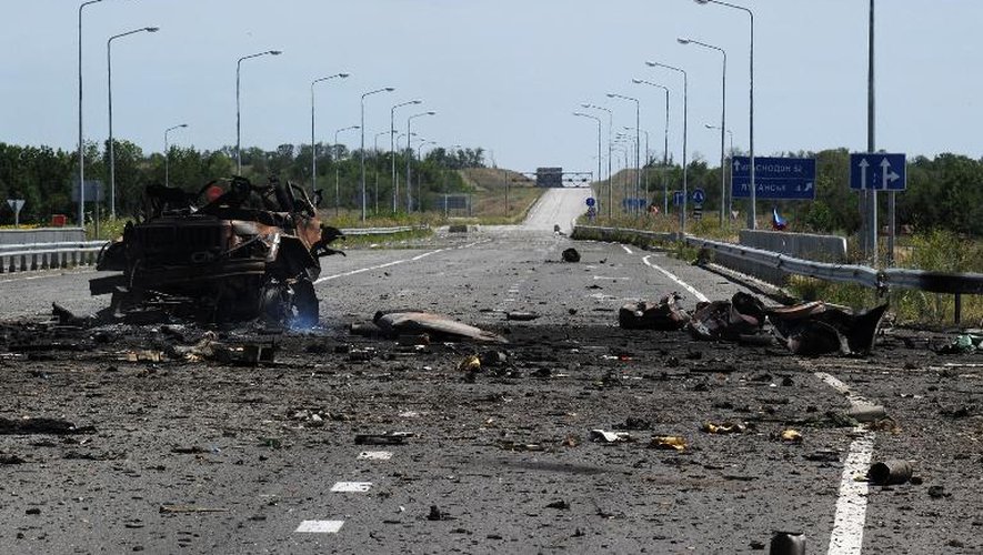 Un char détruit sur la route de l'aéroport de Lougansk, le 14 juillet 2014