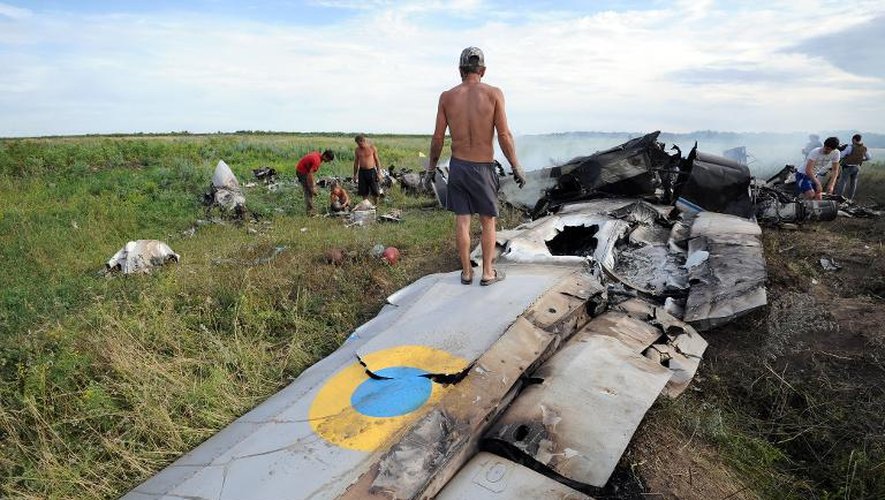 Une aile de l'avion ukrainien, abattu le 14 juillet 2014 dans le village de Davydo-Mykilske, près de Lougansk