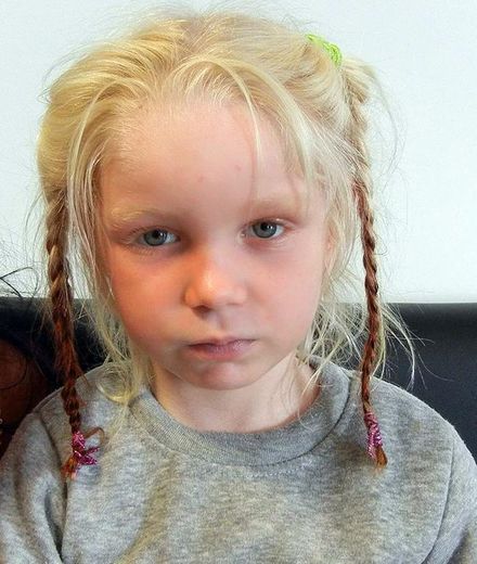 Photo fournie par la police grecque le 18 octobre 2013 montrant une fillette blonde non identifiée trouvée dans un campement de Roms à Farsala