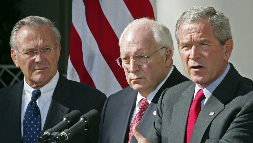 Le président américain George W. Bush, le vice-président Dick Cheney (c), le secrétaire à la Défense Donald Rumsfeld (g), têtes de file des néoconservateurs, lors d'un discours le 28 septembre 2005, à la Maison Blanche